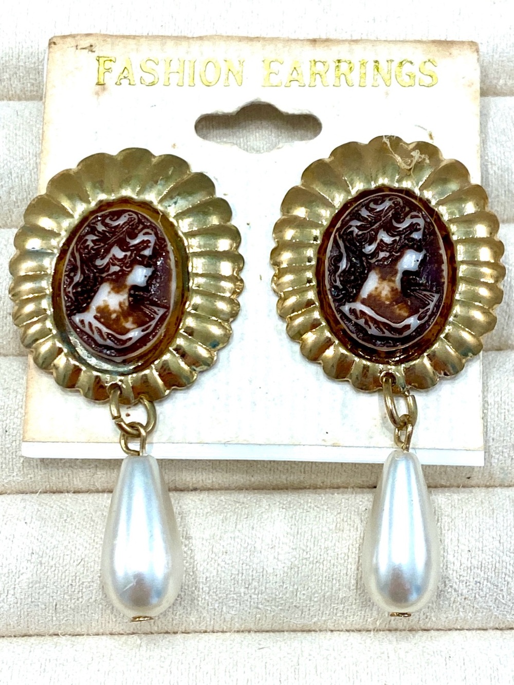 NWT Vintage 80s Made in Korea Gold Fluted Oval Brown Cameo Faux Pearl Earrings